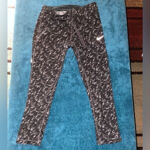 3/$25 Nike Women’s Size Medium Black White and Gray Patterned Crop Leggings.